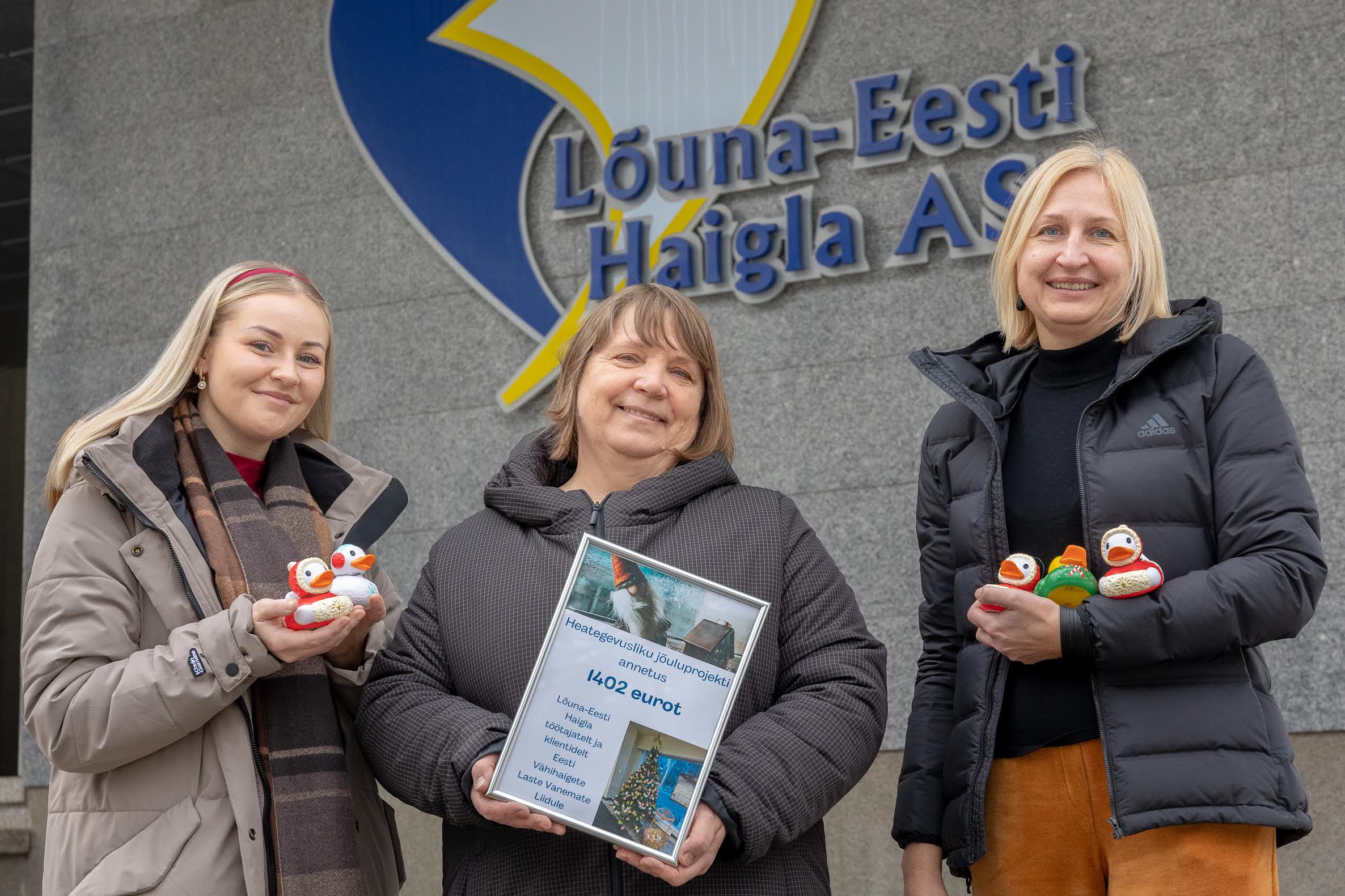 Projekti eestvedaja Kris-Marii Jaanson, ravijuht Agnes Aart ning kommunikatsioonijuht Ave Abel kampaania annetussummat üle andmas. Foto: Aigar Nagel